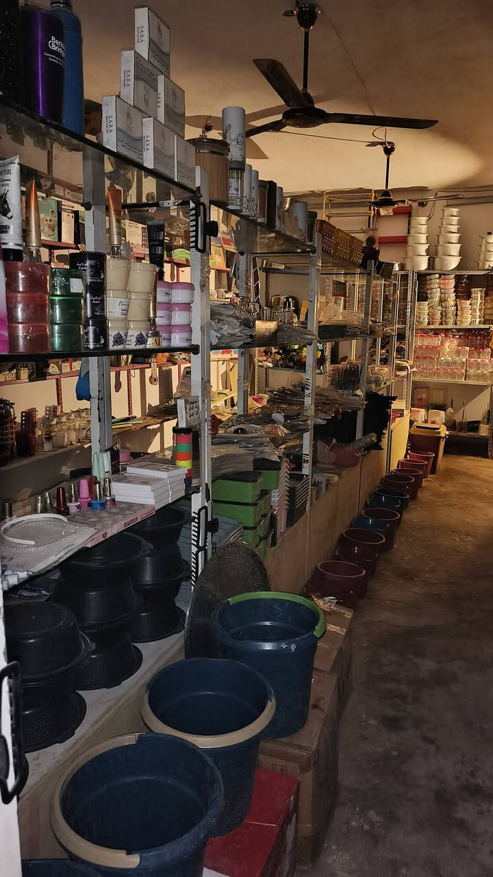 سلام عليكم محل كامل للبيع يحتوي على رفوف مثل ماموضح بل صور ومولد وكامرات وشاشة المحل كامل للبيع سعره 8مليون وبي مجال مكان بغداد المعامل 🌹‏‪***********‬‏ 🌹
