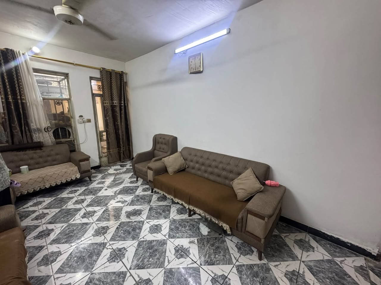 بيت للبيع المساحه ١٠٠
في حي الجهاد زراعي الحمدانيه 
قريب على تقاطع سوق حي الجهاد وجامع وحسينيه الامام علي ٣ دقايق مشي 
ويبعد عن السوك  اقل ال١٠ دقايق مشي 
منطقه خدمات كامله من كهرباء ومي ومجاري 
البيت في بدايه الفرع يعني موقعه جدا حلو ومنطقه هادئه 

يحتوي على طابقين ٣ غرف نوم
الطابق الاول هول ومطبخ وصاله من ضمن المطبخ وصحيات داخليه وخارجيه وغرفه نوم 5.5 وبي مدخلين مدخل للاستقبال ومدخل للهول والمطبخ 
الطابق الثاني غرفتين نوم بس بنائهن نص بناء ونص سندويج بنل 
السقف سندويج بنل مغلف بطبقه ايزوكام 
ويحتوي على حمام غير كامل 
وبالكونه على الشارع 
مساحه الغرفه الاولى ٥.٥ والغرفه الثانيه ٤.٥ 

السعر120  وقابل لتفاوض بعد الزياره 
للاستفسار اكثر واتساب *********** 

ما عندي صور تجي حضرتك تشوفه
