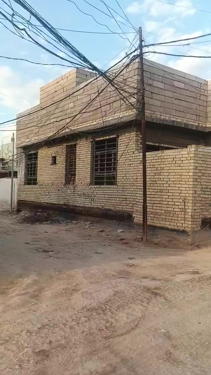 للبيع هيكل ركن مع عرصة المساحة الكلية ٢١٠ سند ٢٥ في البراكية شارع المطار القديم  للاستفسار الاتصال على الرقم ***********
