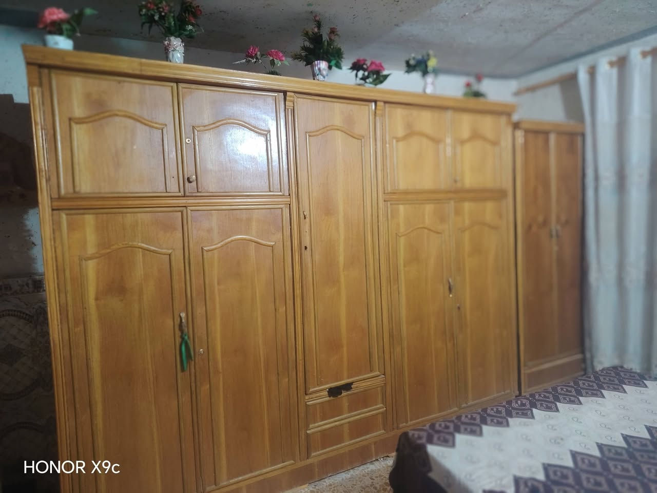 سلام عليكم غرفه نوم للبيع نضيفه سعر ٤٥٠ المكان المحموديه ***********
