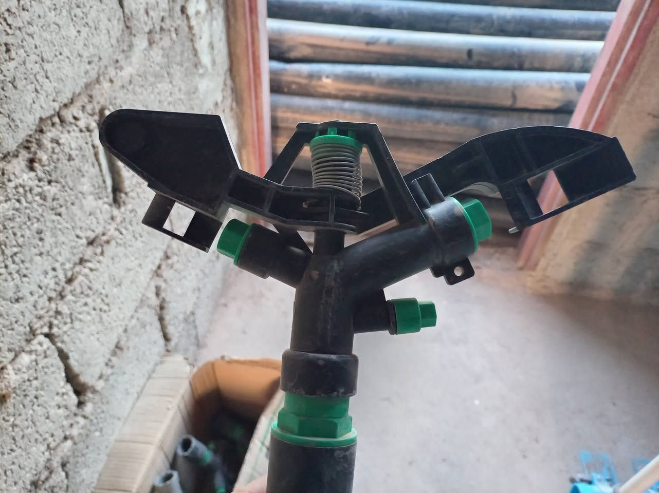 السلام عليكم.. بواري تركي 4إينج مستعمل موسم واحد فقط نوع الي ضمانها 5 سنوات مع نوزلات 3فتحات السعر ضغط عالي.. للاستفسار ***********
