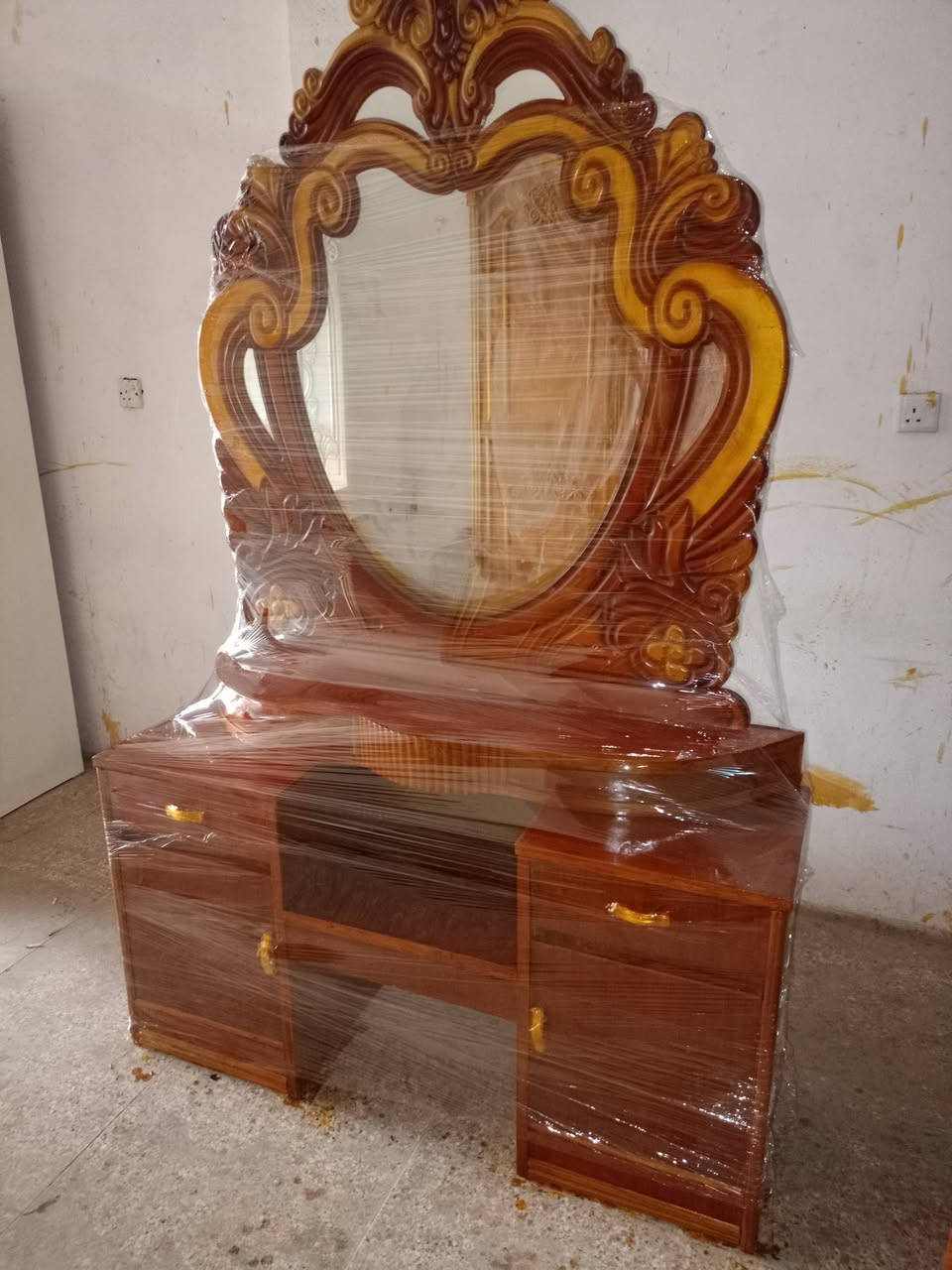 ميز تواليت مستخدم اخو الجديد 
السعر 75 الف وبي مجال بسيط 
رقم الهاتف ***********
