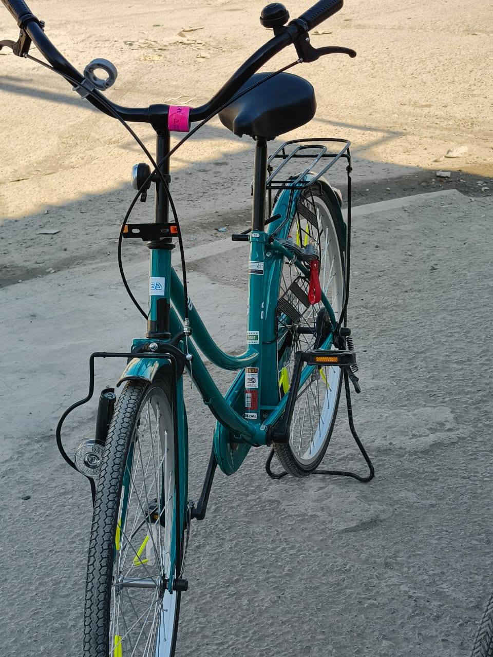 سلام عليكم بايسكل بناتي للبيع شركه BD المرغوبه موديل 21 لون نعناعي مميز بايسكل ماناقصه شي كفاله عامه كامل مكمل سعر150وبي مجال للطيبين مكان بغداد حي اور متواجد خاص لاستفسار ***********
