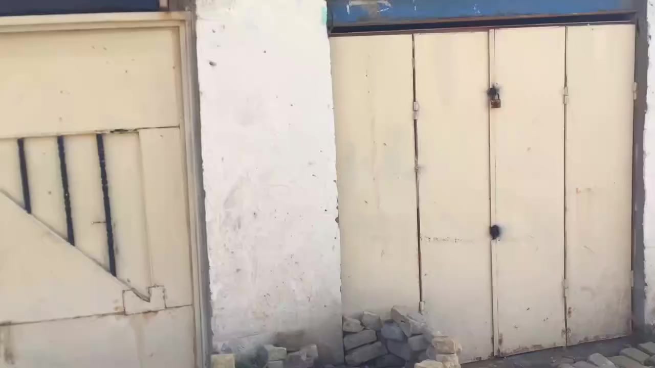 دار للبيع مساحه 150م
بناء الدار 
صاله 
وغرفه 
ومطبخ 
وصحيات خارجيه
وحمام داخلي 
ومحل مساحته 4.3
ممر داير البيت 
العنوان:  الديوانية مركز شارع سيد هاشم قرب المجمع الزيتون 
الاستفسار رقم صاحب الدار: 
***********
