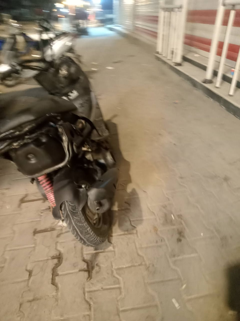 دراجه لبيع أو مراوس دراجه مكفوله بس الفلاوين خربان
كلشي شغال بيها كهرباياته كله شغله مكفوله من كلشي غراضها كامله بوشه 55 مفتوح مره وحده 
السعر 550 بها مجال قليل 
او مراوس بماكس
الرقم ***********
