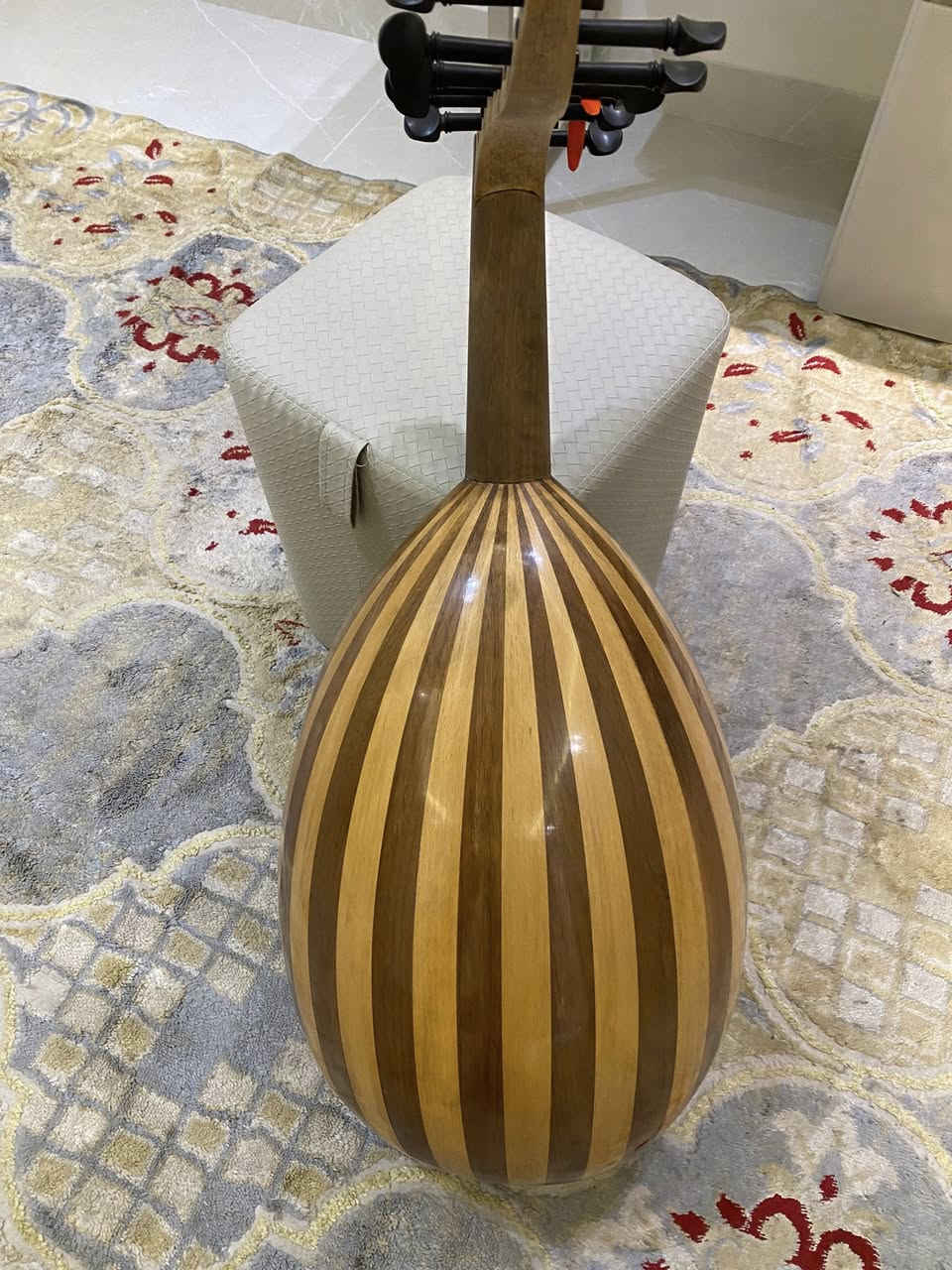 السلام عليكم عود سحب من صناعة المشهور سنان سمير من مركز عود العراق مشتريه صوته يصير هادئ وبيه شوية شجن ونوع الخشب يصير بلوط وخشب السيسم ومعاه ريشه واوتار شبه جديده وجنطه مشتريه ب700 وابيعه ب650 بسبب ظروف ومستعجل على بيعته عنواني بغداد حي الجامعه وخابرني على هذا الرقم *********** او من خلال الفيس تكدر تراسلني عالماسنجر وشكرا
