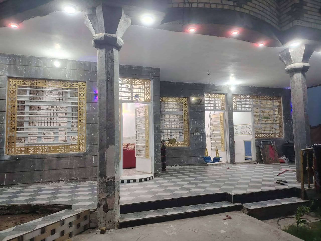 السلام عليكم للبيع بيت مساحه ٤٠٠ متر حي الفرات ماقبل حي الدوغاني طابو زراعي عقد ٢٥ كافة الخدمات موجوده السعر مناسب اللاستفسار اتصال *********** مراجعه مكتب النوارس شارع مستشفى ***********
