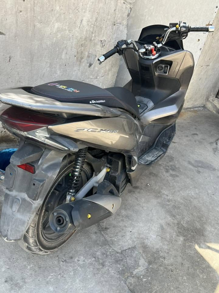 السلام عليكم اخوتي طيبين pcx جيل ثالث 150 ياباني يعني kf  دراجه تخبل محرك مكفول دهن موتل بانزين كله محسن الله شاهد نضافه الكفرات كدام عينكم 80/100 مكانها بغداد 
وهاذا رقمي شراي بي خير ويدلل يشلع عيوني ***********
