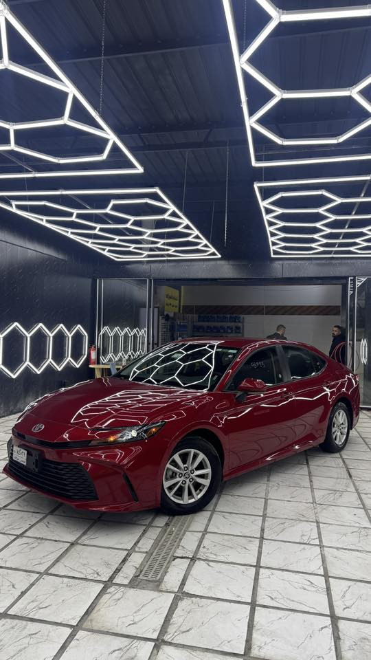 🚗 للبيع | تويوتا كامري LE موديل 2025 🚗
بحالة الوكالة – نظيفة جداً

🔹 المواصفات الفنية:
 • محرك 4 سلندر 2.5 لتر
 • ناقل حركة أوتوماتيك
 • دفع أمامي
 • استهلاك وقود اقتصادي جداً

🔹 التقنيات والراحة:
 • شاشة لمس 
 • Apple CarPlay & Android Auto
 • نظام تشغيل بدون مفتاح (Smart Key)
 • زر تشغيل المحرك
 • مكيف هواء أوتوماتيك
 • تحكم بالمقود
 • شاشة معلومات متعددة

🔹 الأمان:
 • نظام مانع الانزلاق
 • نظام الثبات الإلكتروني
 • فرامل ABS
 • توزيع قوة الفرامل EBD
 • مساعد الفرامل BA
 • وسائد هوائية أمامية وجانبية
 • نظام تنبيه مغادرة المسار
 • رادار تفادي الاصطدام
 • مثبت سرعة ذكي  
            
• صيانة منتظمة
📍 الموقع:بغداد / حي الجامعة
📞 للتواصل:***********
