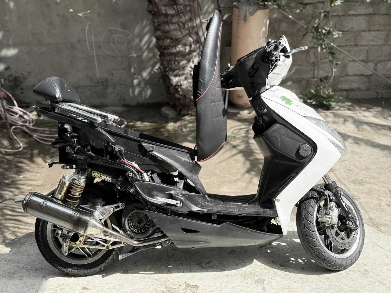 سنكس لد كوري للبيع السعر 1300دراجه مكينتها صعدتها قبل يومين رمبه التزويد شوفت عينك (ويل نجمه+صالنصه صجميه تك بوشه+هاوزن+دبلات خلفيه+تجوه+قبق فلاوين كفراتها كامله 
للاستفسار*********** 
مكاني الفلوجه..!
