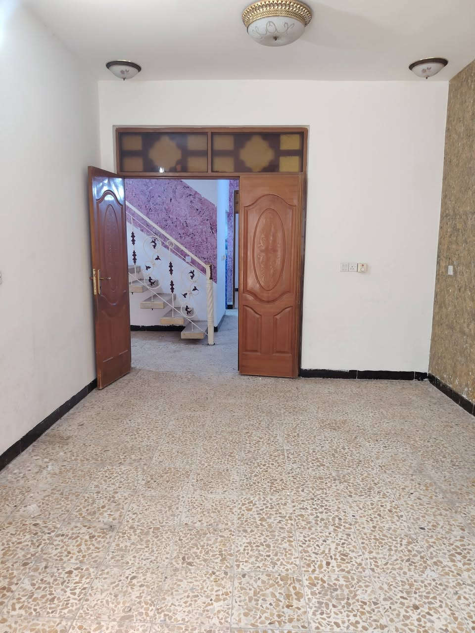 دار الإيجار طابقين
الموقع حي الطيار ه
طابق الارضي غرف نوم وهول استقبال ومطبخ وصحيات
طابق ثاني ٣نوم وهول وصحيات

مراجعه مكتب الأهرام لعقار والمقالات شارع 60قرب مجمع الضامن الطبي *********** بيه واتساب
