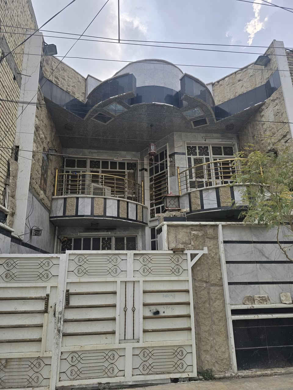 للبيع
بغداد البلديات شارع الكهرباء قرب الجسر الي يذهب إلى زيونه مساحته  150 متر 
3 طوابق قريب على الشارع العام الرئيسي 
بيت جاهز من جميع النواحي  
***********
