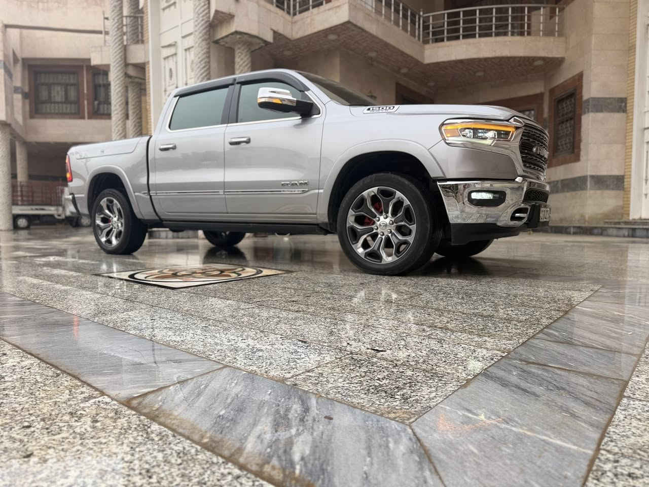 RAM 1500 LIMITED
رام 1500 لمتد

الموديل2020 . (خليجي) . 

العداد88000") .

المحرك : V8 5.7L . 

السعر : اتصل او خاص 

مرقم مع PPF كامل للسياره. 

السياره مكفوله كفاله عامه 

المواصفات :

* دفع رباعي 4x4

*رادار امامي مع مانع تصادم . 

* نقطة عمياء . 

* تحذير الخروج عن المسار .

* 4 كاميرات (360) درجة . 

*. 

* اصطفاف ذكي (اوتوپارك) .

* دواسات جانبية كهربائية .

* ممتصات الصدمات هوائية (جكات) .

* المصابيح الأمامية زنون .

* كشافات الضباب زنون . 

* المصابيح الأمامية LED .

* المصابيح الخلفية LED . 

* دخول ذكي (بصمة). 

* تشغيل عن بعد .

* مقاعد من الجلد الفاخر . 

* المقاعد الامامية كهربائية مع ميموري  لمقعد السائق.

* المقاعد الأمامية تبريد وتدفئة . 

* المقاعد الخلفية تبريد وتدفئة . 

* شاشة كبيرة 12 أنچ .

* نظام ملاحة نفكيشن GPS .

* حساسات امامية وخلفية .

* سقف بانوراما .

* مانع تصادم خلفي. 

* مكيف خلفي .

* ويل كروم قياس 22 انج .

* مرايا كهربائية جانبية من الكروم قابلة للطي كهربائيا .

* شاحن موبايل لاسلكي (واير ليس) 

* النافذة الخلفية كهربائية.

* المرايا الجانبية تدفئة . 

* بدي معزول مع غطاء .

* امكانية تعديل ارتفاع دواسات البنزين والبريك .

* هاند بريك كهربائي . 

* المرايا الوسطية كاميرا . 

* حساسات امامية وخلفية . 

* رام بوكس .

* مرايا مع خاصية التعتيم الذاتي . 

* مساحات تخزين إضافية تحت المقاعد.

* سستم الصوت هارمن كاردون. 

* دوسة خلفية مساعدة للصعود للصندوق

***********

او ***********

***********
