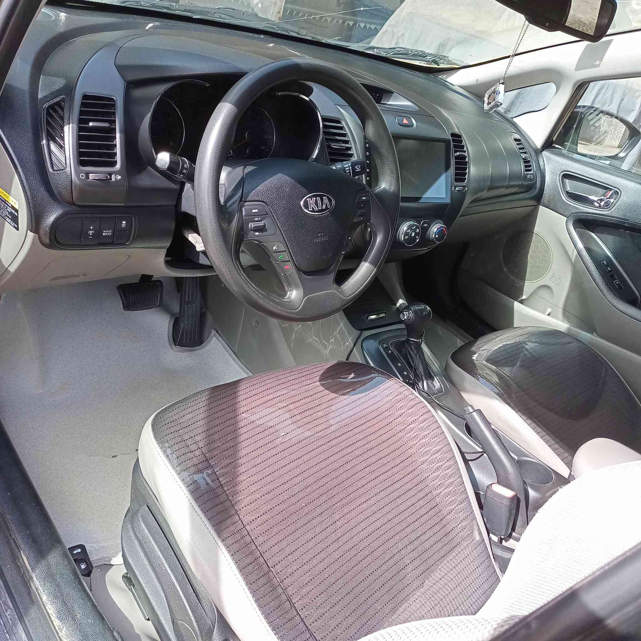 سلام عليكم
كيه فورتي موديل 15 
رقم بغداد بسمي وارد امريكا حادث بنيد مبدل بدون دواخل بدون ايرباك ماشيه 230 كير ومكينه وصدر وتخم تاير خير من لله مكان السياره بغداد المكاسب 
التواصل ***********
السعر 110وبيه مجال للشراي
