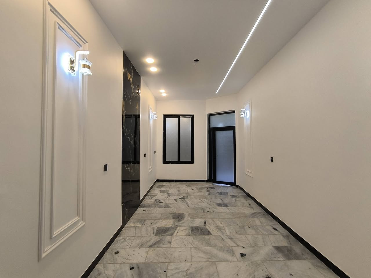 🏡 دار للبيع – النجف الأشرف / حي ميسان قطاع 14 (على ساحة) 🌟
✨ دار حديثة بطابقين وتصميم أنيق، مناسبة لسكن عائلي مريح.
📏 المساحة: 120 متر
🏗️ البناء: درجة أولى (طابوق + صب جسور)
🔹 التقسيم:
🔸 الطابق العلوي:
🛏️ غرفتا نوم – 👨‍👩‍👧‍👦 صالة عائلية – 🚿 حمام
🔸 الطابق الأرضي:
🛏️ غرفة نوم – 🛋️ صالة – ✨ استقبال – 🍴 مطبخ – 🚿 حمام داخلي + 🚻 حمام خارجي
💎 المميزات:
✔️ منظومة كاميرات مراقبة 🔒
✔️ منظومة غاز حديثة 🌬️💧
✔️ أرضيات مرمر فاخر 🪞
✔️ بورسلين هندي أنيق 🇮🇳
✔️ منظومة بوري شافطة احترافية 🚿
✔️ منظومة سبالت مع بوري تقطير متكامل ❄️
📞 للاستفسار: ***********
 #عقارات #النجف
