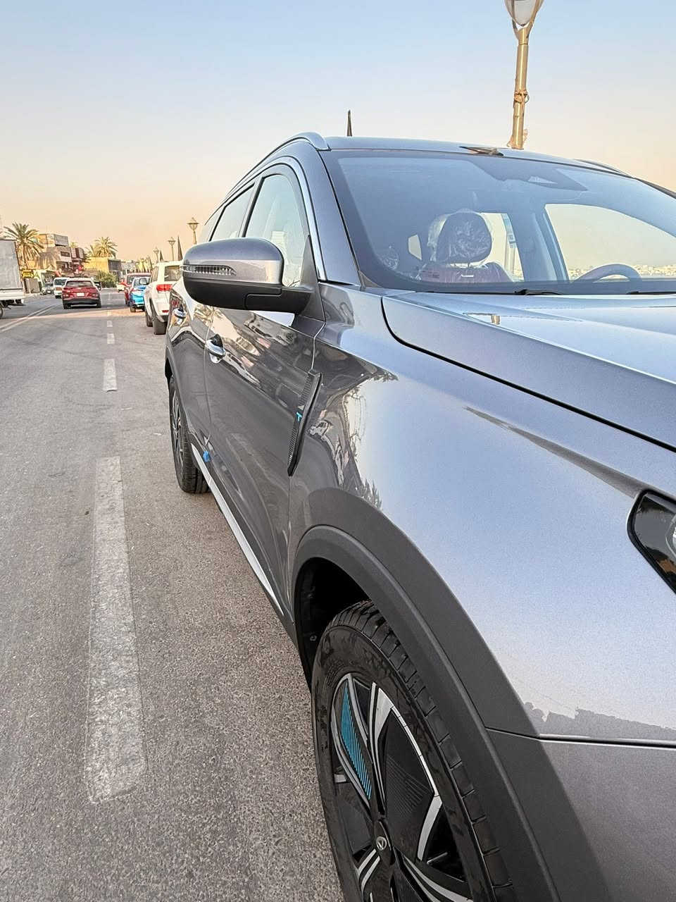 🚗 Chery Tiggo 7 Pro Max e+ 2024 
✅استلام 2026 
✅ محرك 1.5 تيربو + نظام هايبرد قابل للشحن (PHEV)
✅ القوة الكلية 279 حصان
✅ عزم دوران 365 نيوتن.متر
✅ گير أوتوماتيك DHT مخصص للهايبرد
✅ ممشى السياره فقط 688 كيلو قابل للزياده￼

✨ المواصفات الخارجية
• سقف بانوراما كهربائي كبير
• جنوط رياضية 19 إنج
• إضاءة LED أمامية وخلفية كاملة
• مرايا كهربائية مع طي كهربائي
• حساسات أمامية وخلفية
• كاميرات 540 درجة محيطية  ￼

🎯 المواصفات الداخلية
• شاشة منحنية مزدوجة 24.6 إنج
• عدادات رقمية كاملة
• Apple CarPlay و Android Auto
• شاحن لاسلكي 50 واط
• تشغيل بصمة ودخول ذكي
• مقاعد جلد فاخرة
• تحكم كهربائي بالمقاعد الأمامية
• إضاءة داخلية Ambient Light
• نظام أوامر صوتية ذكي  ￼

🛡️ أنظمة الأمان
• 8 وسائد هوائية
• مثبت سرعة ذكي Adaptive Cruise Control
• نظام المحافظة على المسار
• تحذير الخروج عن المسار
• مراقبة النقطة العمياء
• فرملة طوارئ أوتوماتيكية
• كاميرا 540 درجة
• 19 نظام ADAS للمساعدة على القيادة  ￼

🔥 الفئة الأعلى (Full Option)
✔️ هايبرد قابل للشحن Plug-In Hybrid

📞 للاستفسار:
***********

🚘 Tiggo 7 Pro Max e+
سيارة تجمع بين القوة، الاقتصاد بالوقود، التكنولوجيا الحديثة، والفخامة بمواصفات فول أوبشن.
