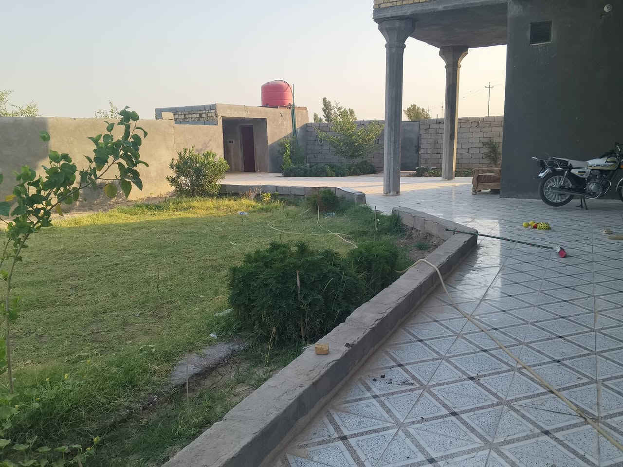 سلام عليكم
دونم مسيج بلوك ومزروع
معه منزل مساحته 300 بناء حديث العنوان مقابيل لخميسات قريب على شركت نفط
معه كافت الخدمات
***********
