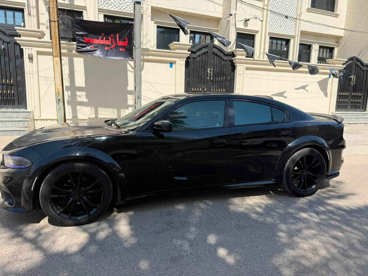 السلام عليكم
جارجر 2016 sxt
محدثة وايد بدي 
حجم المحرك V6   3.6L
داخل سستم كامل  كاربون ڤايبر
دوشمة جديده لون ازرق 
لدات اماميه متغير عدسة شيطانيه
حداديه 100‎%‎
الحادث مثل ما محدد بسونار  3 قطع بدون ايبركات وشواصي البجم كبس 
رقم بغداد باسمي 
عنوان بصره 
السعر 175
للاستفسار ***********
