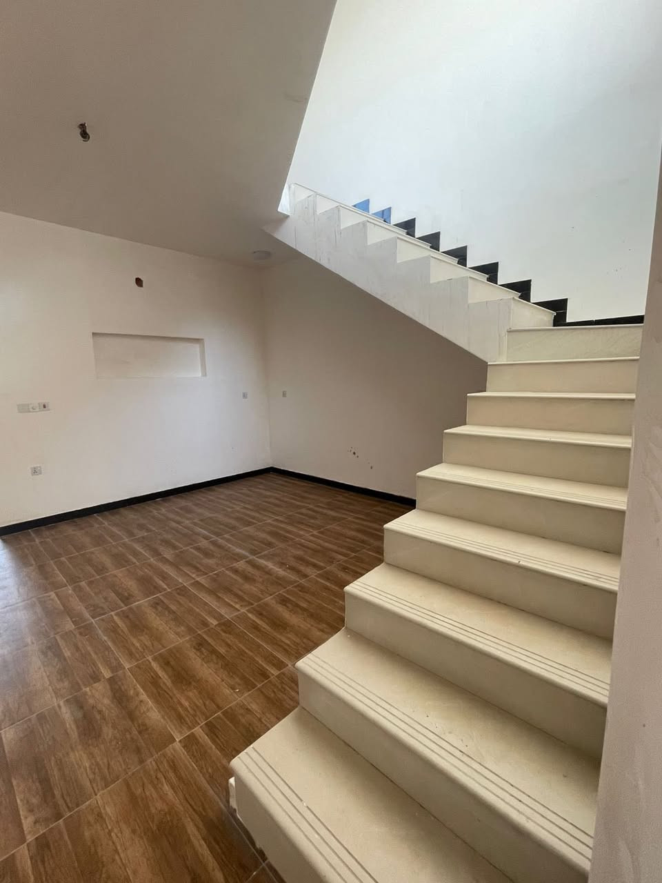 دار طابق ثاني بناء حديث للإيجار
المساحة 100 متر 
المحتويات : غرفة وصالة ومطبخ وصحيات وسطح + بالكونة 
الموقع : الدورة ، زراعي ابو طيارة قرب شركة المراعي 
نعتذر من الطلاب والموظفين والعوائل الكبيرة 
للاستفسار: التواصل واتس آب حصراً ***********
