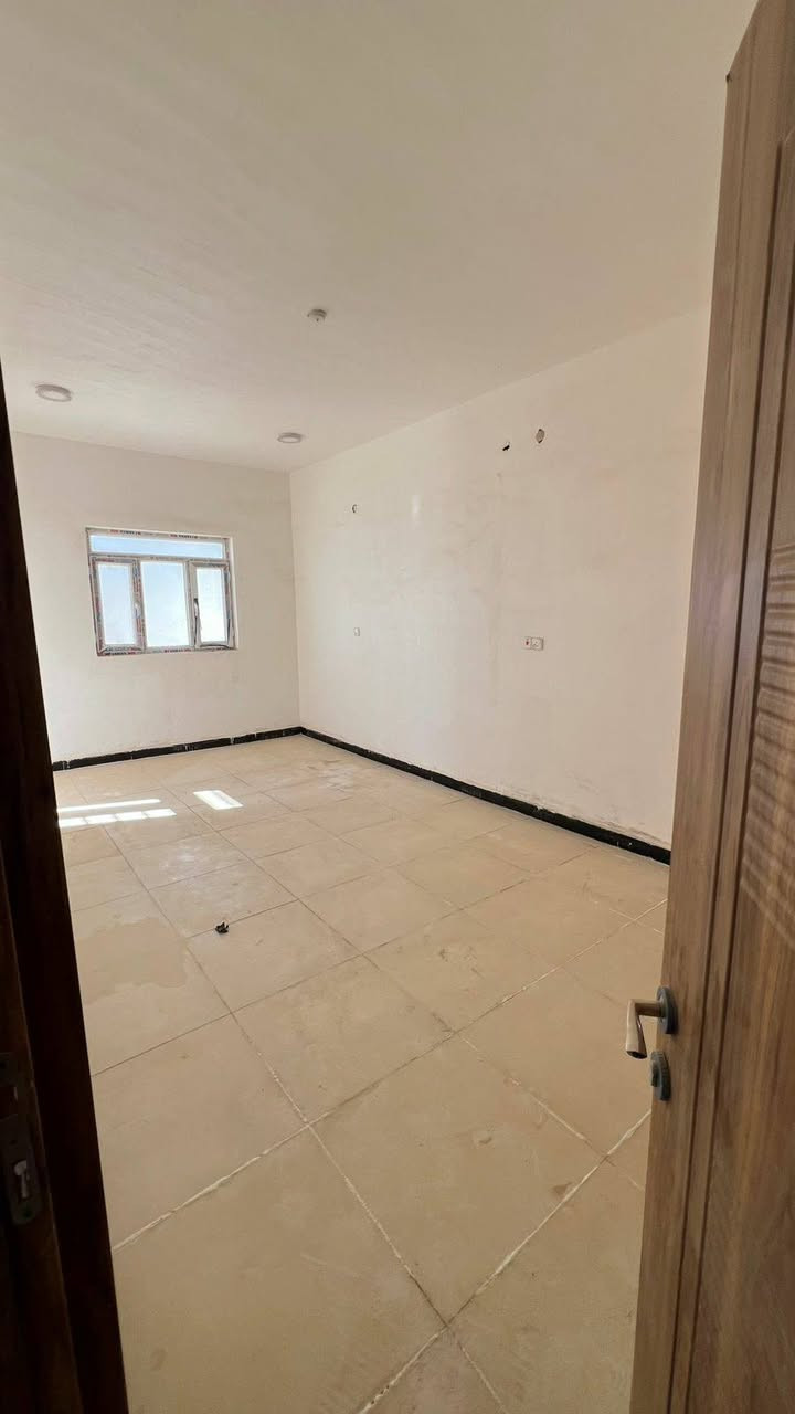 بيت للإيجار في مجمع ابو تراب السكني في النجف الاشرف 
مساحة البيت 200متر، جديد 
يتكون من غرفتين وصالة ومطبخ وحمام عدد 2، و استقبال وكراج للسيارة وحديقة 
المرحلة الثانية ، الشارع مبلط ، كهرباء وماء واصل ،وخط مولدة جاهز ، ماطور ماء 
الإيجار 350 ألف كل ثلاثة أشهر 
للمعلومات الإتصال على الرقم *********** النجف, العراق
