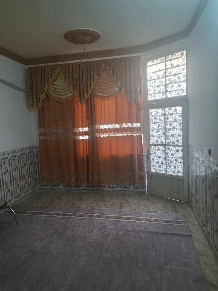 سلام عليكم بيت بحي الامل محتاج طلابً وياي قرب كنطرة السلام  غرفتين وصالة ومطبخ وبيت جاهز ومؤثث من كلشي سبالت جرابي ومطبخ جاهز بس تجيب ملابسك وتجي تسكن موبايل ***********
