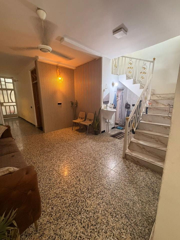 السلام عليكم دار للبيع المساحه 120 واجه 6 نزال 20
الموقع حي البساتين المدخل الاول خلف مدرسه الاسوار 

يحتوي على مدخلين غرفه نوم وصاله واستقبال  للاستفسار اتصل ع رقم غير متواجد ع فيس ***********
