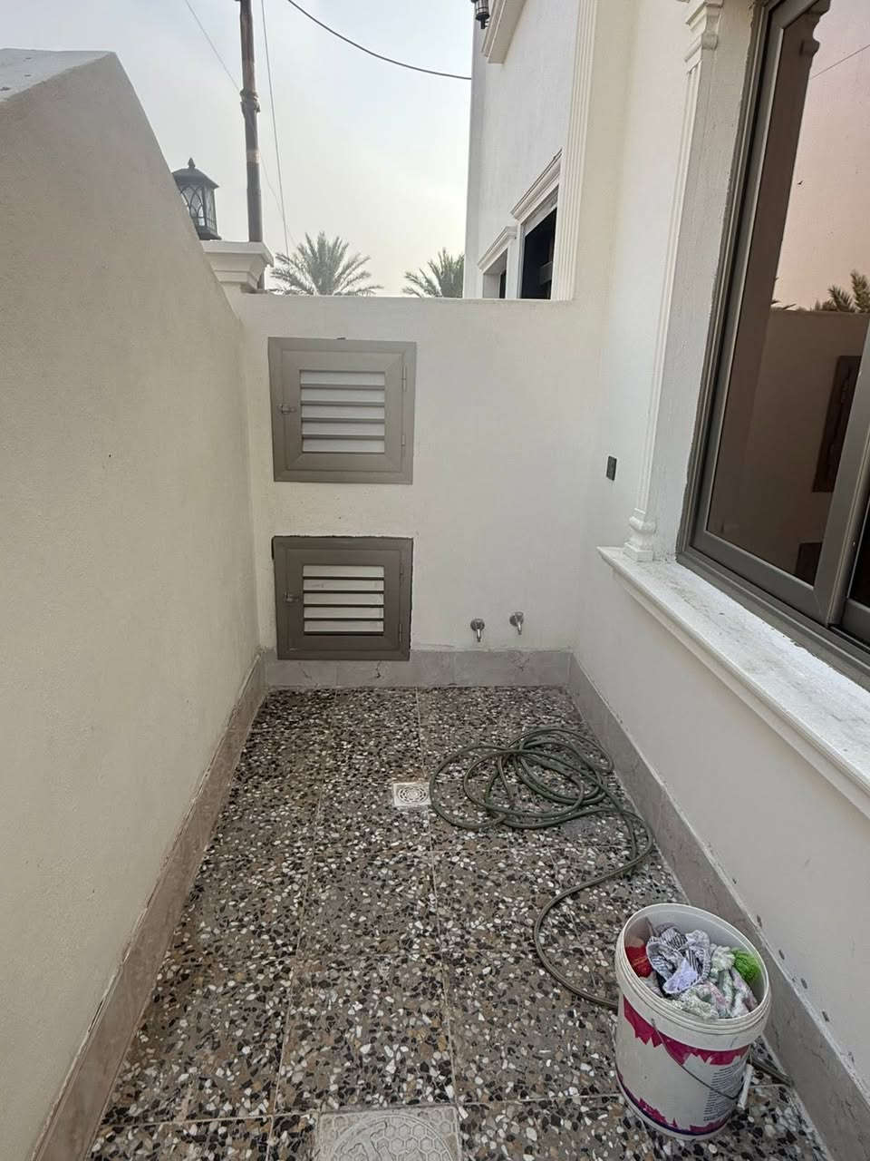 بيت للايجار درجه اولى جاهز طابقين ٢ نوم *********** داخل مجمع بدايه هور رجب ايجاره٤٠٠
مطلوب عائله صغيره فقط
