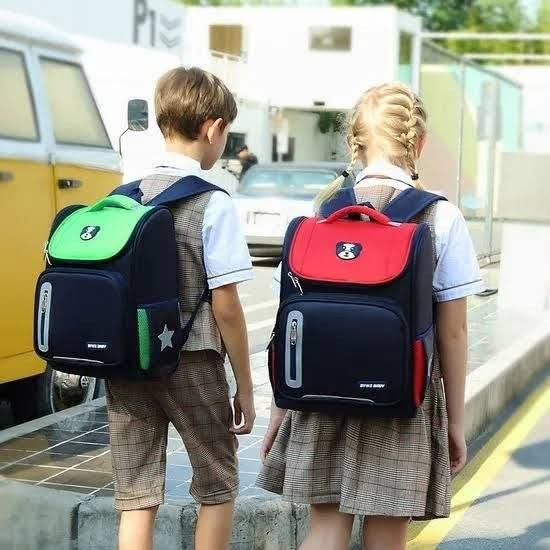 حقيبة ظهر مدرسية أرثوبيدية الباندا للأطفال مضادة للماء للبنين والبنات 🎒

اجعل طفلك يبدأ عامه الدراسي براحة وأناقة مع هذه الحقيبة المدرسية الأرثوبيدية المصممة خصيصاً لتناسب الأطفال في المرحلة الابتدائية. توفر دعماً مثالياً للظهر بفضل تصميمها المريح، مع خامات عالية الجودة ومظهر ممتع للأطفال.

المميزات: ✅
✔️ تصميم أرثوبيدي مريح: يساهم في حماية ظهر الطفل وتحقيق توزيع متوازن للوزن.
✔️ مناسبة للبنين والبنات: تصميم موحد (Unisexe) بنقشة لطيفة من آثار أقدام الحيوانات.
✔️ مقاومة للماء: خامة نايلون قوية ومضادة للماء لحماية المحتوى.
✔️ عملية وسهلة الاستخدام: مزودة بسحاب + قفل للتأمين.
✔️ سعة مثالية: مناسبة للكتب، الأدوات المدرسية، وزجاجة الماء.

تفاصيل الحقيبة🔥
الحجم: 43 × 30 × 15 سم
الوزن: حوالي 0.65 كغ
المادة: نايلون مقاوم
نوع الإغلاق: سحاب +قفل

السعر 15الف
🚘يوجد خدمة توصيل لجميع محافظات العراق ٤ الاف🚘


**إذا كنت صاحب هذا الإعلان وتريد حذفه لأي سبب، رجاءا أرسل رسالة إلى الدعم الفني**