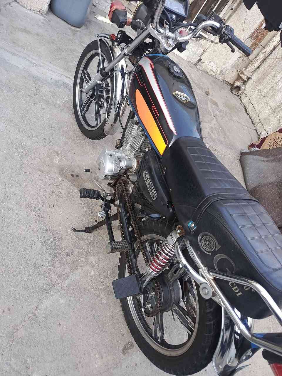 سلام عليكم  دراجه ايراني للبيع ...مال شغل لايت زنون وفدراليات محرك موديل 23
مكاني بغداد حي الجهاد.. السعر 500 وبيها مجال
***********
