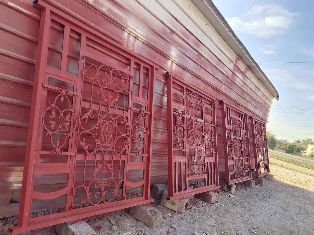 السلام عليكم شبابيك عدد٥/اربعه ٢في٢ واحدمترفي مترين شغل ثقيل جددمامشدودات 
السعرالواحد٣٢٥الف اكررسعرالواحد العنوان بغدادالمدئن ***********
