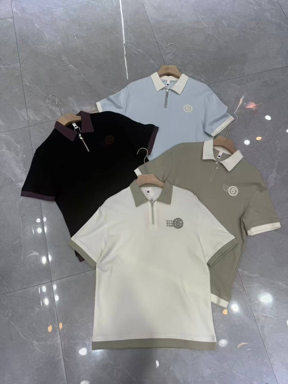 قسم بسيط من البضاعة الي فاتحينها الكم بالمحل 🔥🔥

خامه كلش مريحه و القالب مالته فت على الجسم 
موجود قياسات كاملة 

شرفونا للمحل 🫡 موجودين من ٨ الصبح لل٨بليل

📌📌 العنوان ديوانية شارع الدغارة قرب حلويات المصطفى ازياء مودرن للملابس الرجالية ***********
