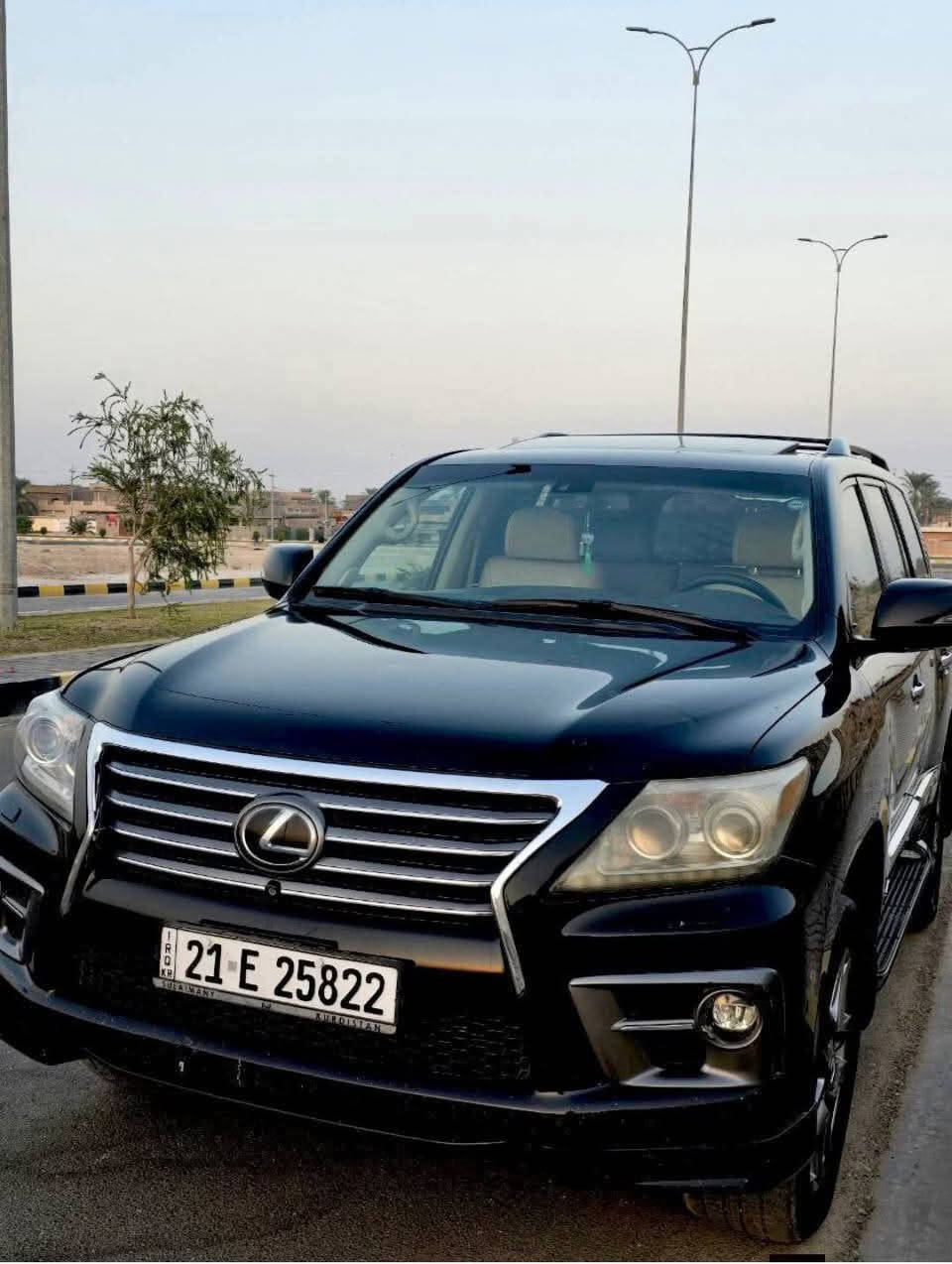 السلام عليكم 
لكزس اسود موديل 2013
8 سلندر 5700 LX
لون اسود
فول مواصفات واحد على واحد 
لايتات زنون و لد
اشاره بالمري
جنطه كهرباء 
خمس كامرات 
حساسات اماميه خلفيه
رادرات 
كشنات كهرباء تدفئة تبريد كلهن
شاشات عدد ٣
أربع الأبواب بصمه 
داخل بيجي
جكات ٣ وضعيات
خمس وضعيات قيادة
٣ قطع تبريد
وباقي الموصفات معروفه مال لكزس 
رقم شمالي باسمي تحويل ثاني يوم 
ماشيه 188الفkm

مكفوله ماعدا راس الجاملغ بيه بارد قليل سونارها بلصور 
مكاني الانبار هيت
 جاهزه من كلشي مانقصها شي 
السعر 42$ وبيها مجال
الاستفسار أكثر اتصل وتدلل ***********
