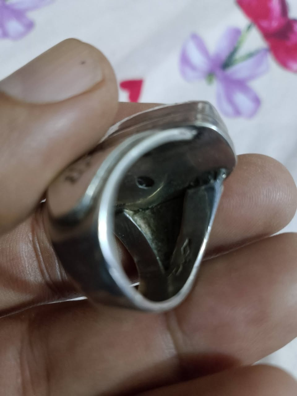 السلام عليكم للبيع محبس فظه ثقيله صباغه مسلم حجم كبير وراهي متوج بحجر العقيق اليماني  قياس 25 مكاني بغداد المهتمين تلفون ***********
