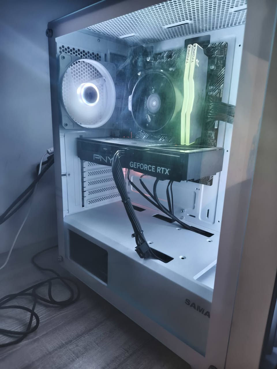 السلام عليكم 
Pc للبيع 
يشغل كل الالعاب على 2k ويفيد للتصميم هم كل كراتين القطع موجودة. 

مواصفات: 
Cpu rayzen 5 5600
Gpu PNY RTX 4070 12G 
MB Asus prime b450m 
RAM Tforce Tuf 16G ddr4 3600hz
Psu deepcool 700w 
Case sama 205a white
Storage SSD 512 GB M.2 gen4 
            External 1TB HDD 
Monitor samsung odessy G5 27 2k curved Va 1ms 165 fps 

UPS farber offline 2500v 

Keyboard red dragon fizz red switches
Mouse razer cobra

مكاني بغداد الدورة ماعندي توصيل
رقمي ***********
السعر كامل ١٨٠٠ / مليون و٨٠٠ الف
