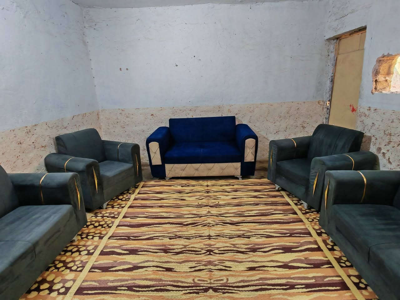 تخم عشر مقاعد حيل نضيف مابي اي ضرر السعر 215 العنوان الكاضميه يوجد توصيل بكروه ***********
