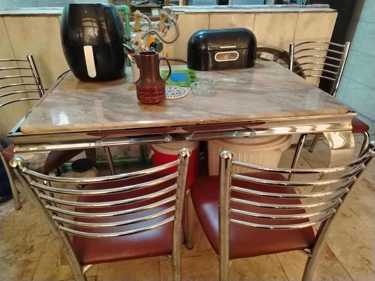 ميز طعام مرمر السطح وكراسي ستيل الدوشمه جلد *********** اللهم صلي وسلم على نبينا محمد وعلى آله وصحبه أجمعين بغداد, العراق
