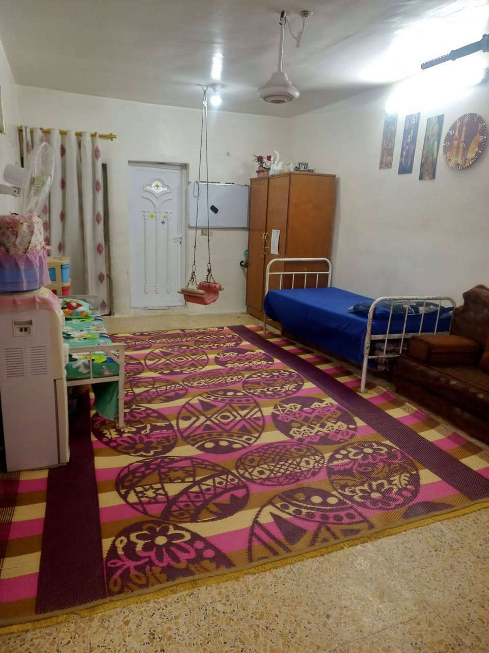 بيت للبيع 
الموقع : محموديه حي العسكري (حي ١٨)
فرصة مميزة لأمتلاك بيت سكني بمساحة ١٦٠ متر مربع ، طابق واحد مناسب للعائلة وجاهز للسكن .
مواصفات البيت :
غرفة نوم 
غرفة استقبال
مطبخ
حولي 
صحيات مشترك داخلي 
صحيات خارجي
بيتونه 
غرفة في السطح
حديقة 
ولتفاصيل اكثر تابعوا الفيدوهات والصور .

السعر الاتصال على الهاتف 
***********
