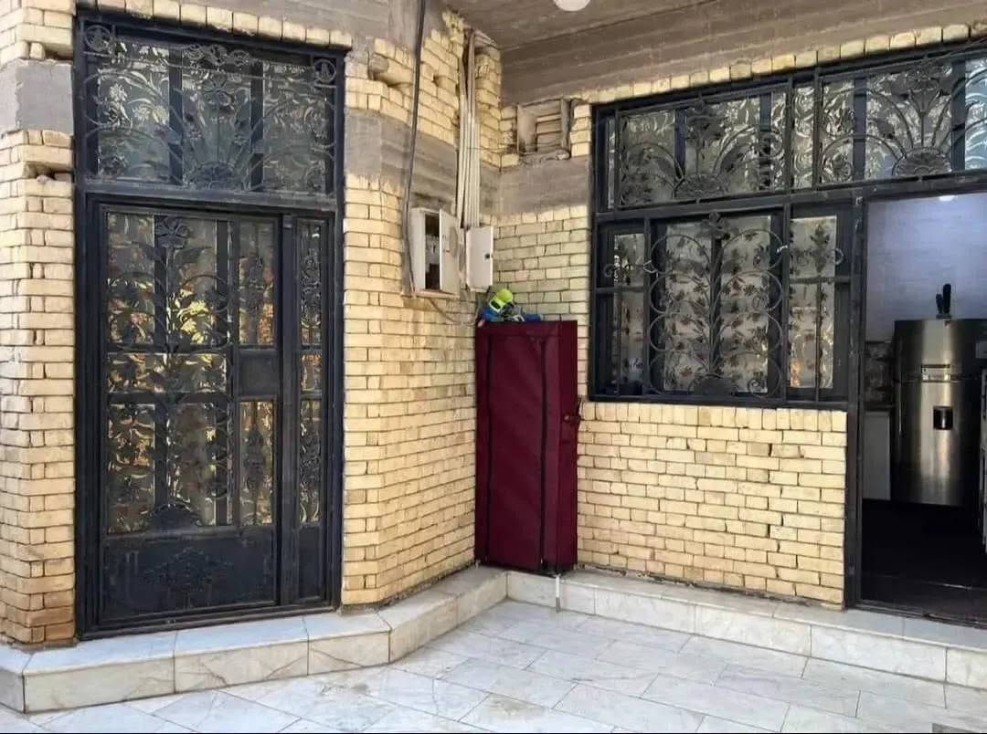 دار للبيع في منطقه القبله حي المهندسين مقابل المخازن المساحه 150 متر طابق واحد البناء طابوق يحتوي على غرفتين واستقبال وصاله ومطبخ وصحيات السعر 240 مليون قابل للتفاوض 
استفسار ***********
