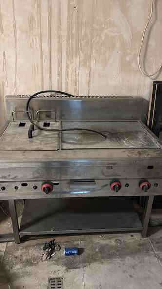 للبيع اغراض مستعمل نظيف 
كرل مع قلايه 400 الف 
سنك متر ونص 150 الف 
كرل فحم 300 الف 

***********
