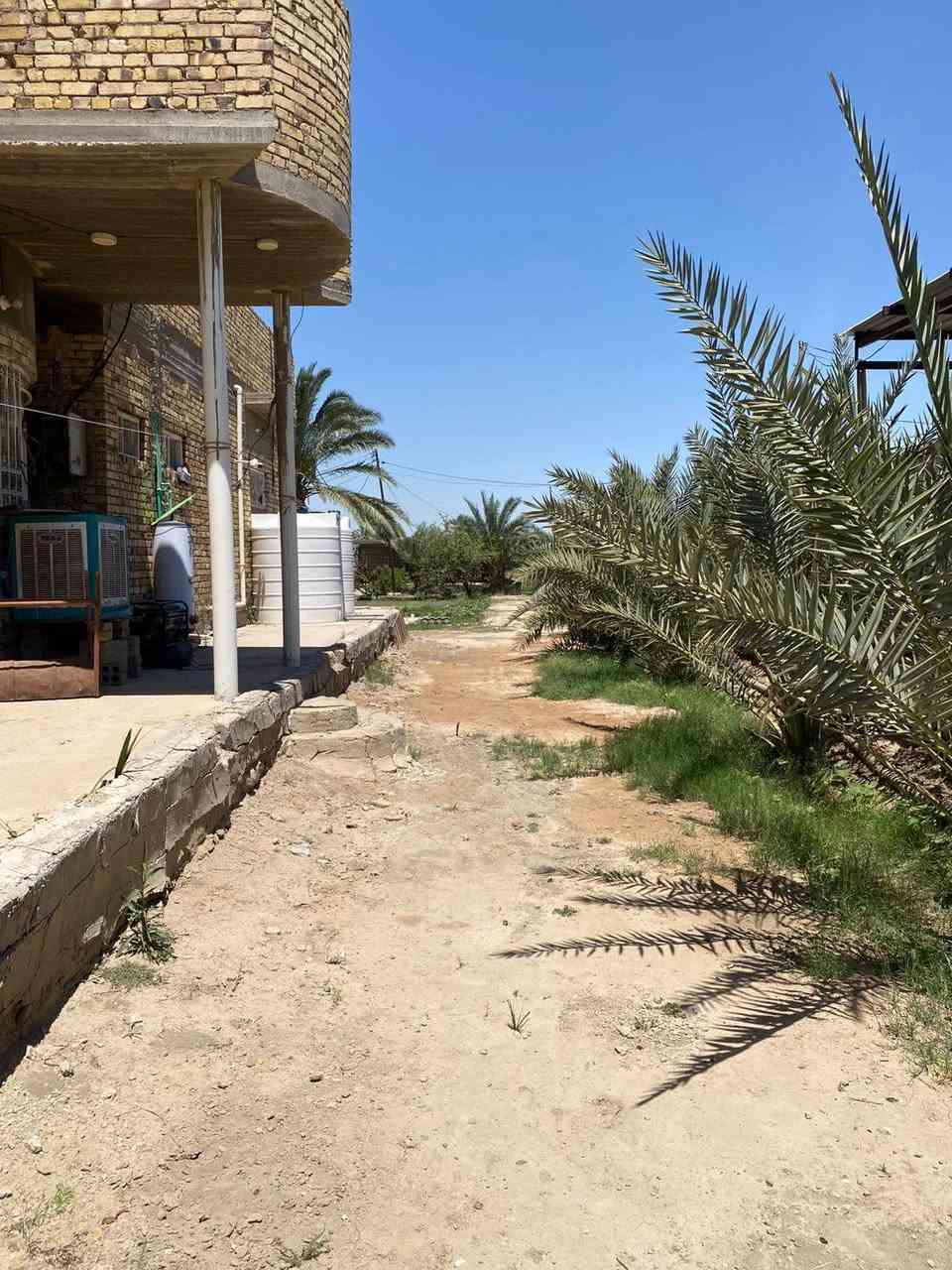 🌿 إعلان عن مزرعة للبيع 🌿

تُعرض للبيع مزرعة بمساحة دونم ونصف
📍 تقع على طريق السنية
وتبعد حوالي 1 كم عن الشارع العام
🚗 طريق معبّد يصل مباشرة إلى باب المزرعة

🏡 تضم المزرعة:
✔️ منزل مكوّن من طابقين
✔️ 4 غرف نوم
✔️ صالة
✔️ غرفة استقبال
✔️ مطبخ
✔️ مجمع صحي

🚘 كما تحتوي على:
✔️ كراج كبير
✔️ مخزن

🌴 وتضم مجموعة من الأشجار المثمرة:
▫️ نخيل من أنواع جيدة
▫️ تين
▫️ عنب

تتميز المزرعة بموقع هادئ ومناسب للسكن أو الاستثمار 🌱

📞 للاستفسار والمعاينة:
مكتب المحيط لبيع وشراء العقارات – الديوانية

📍 الشارع الحولي – خلف جامعة القادسية – قرب غسل غريب الطوس

☎️ أرقام الاتصال:
***********
***********

📲 و
