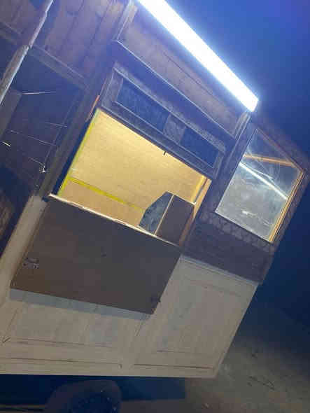 كشك متنقل يحتوي على مولده ١٤ أمبير وقلايه مال فنكر وخلاط عدد ٢ وطاوله ٢ وكرسي ١ ويحتوي عله ملحقات بعد إضافيه ستوته أوراق مكينه نضيفه توني شادها  سعرها 1750 وقابله للتفاوض مكاني ياسين خريبط 
***********
