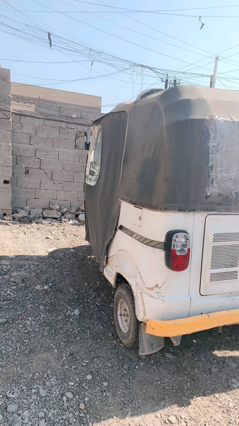 هذا تكتك TVS King جاهز للبيع. يتميز بمقصورة واسعة وغطاء لحماية الركاب من العوامل الجوية. الهيكل الخارجي والحالة العامة جيدة، ومثالي للاستخدام في الأعمال أو النقل الشخصي.