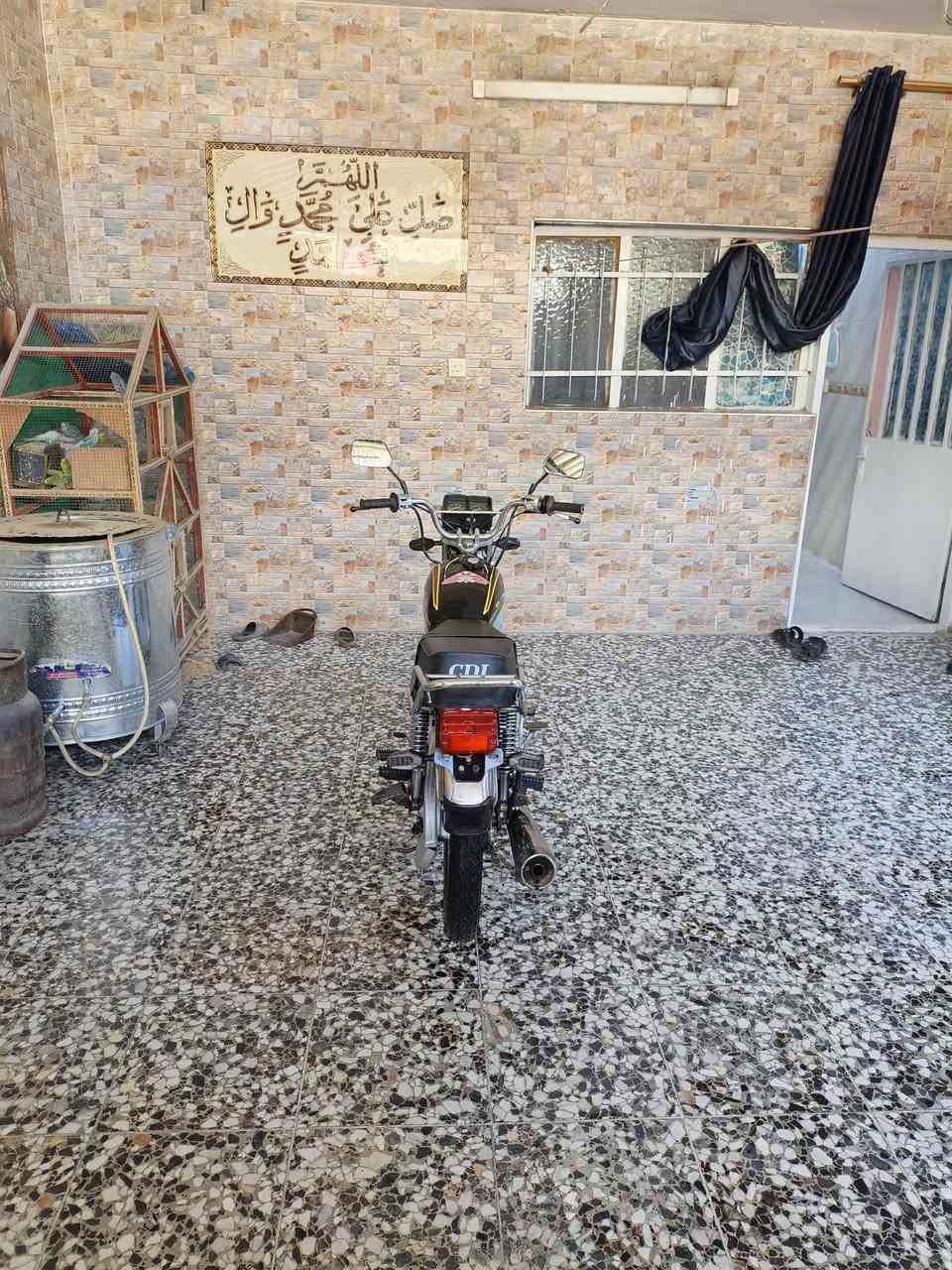 سلام عليكم دراجه ايراني موديل 2022  بدون اوراق اتكفل لك سرقه وعشائر هيه بالاساس اربعه كير بس بيها مكينه 5 كير الدراجه خير من الله كلشي شغال كهربائيات الدراجه نضيفه وخير من الله مكاني بغداد حي النصر السعر 425 وبيها مجال بسيط ***********
