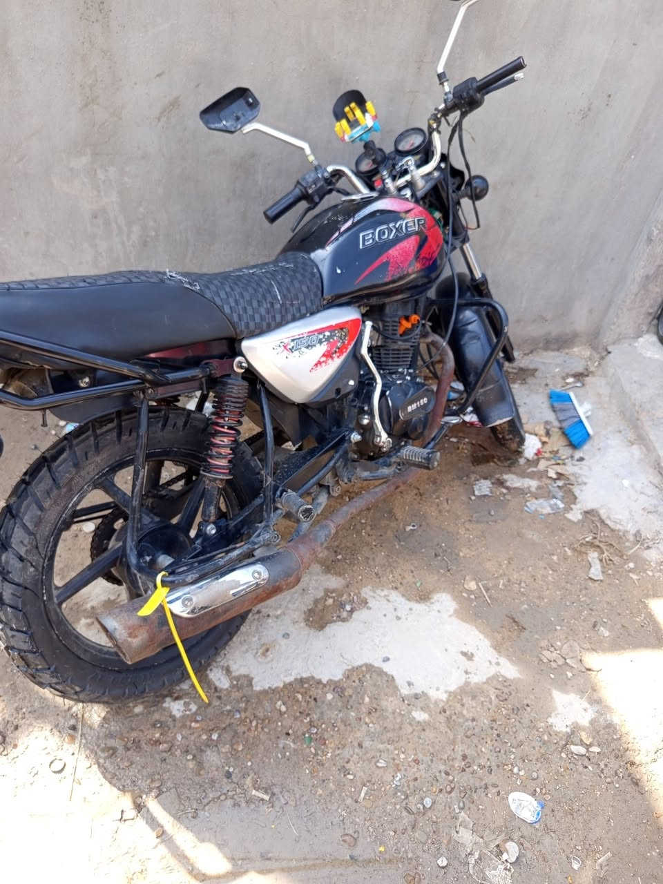 السلام عليكم دراجة بوكسر للبيع 2020 بدون اوراق دراجة نضيفة كير ومكينة كهربائيات تخم تاير جديد فقط الدكمة مال سلف عطلانة رايدهة 600 الف وبهة مجال مكاني بغداد الزعفرانية للستفسار ***********
