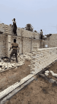 *********** كربلاء المقدسة قرب الامام الحسين ع حي العباس للبيع دار مساحته 50 متر طابقين بناء درجة اولى سند 25 إقرار محكمة من صاحب الأرض مباشر باسمك للاستفسار اتصل بنا
