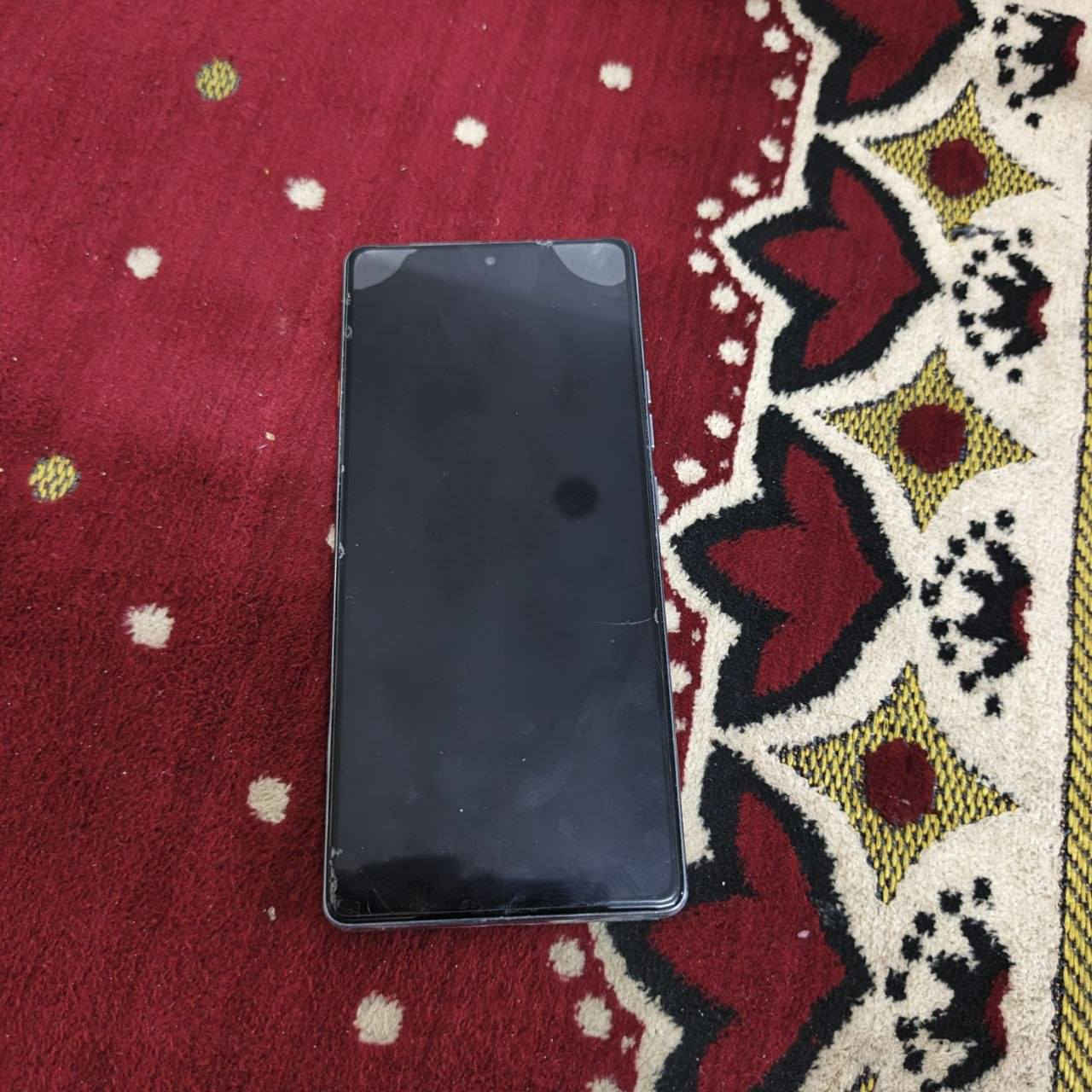 كامون 40 5G نضافة 90بلمية صارلي شهرين من اخذتة
ضمان إذا بي أي خلل أو مفتوح 
السعر 300 وبي مجال بسيط
مكاني الرئاسه شارع 20 
***********
