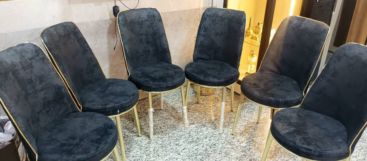 ميز طعام مع ستة كراسي للبيع أخو الجديد السعر 200 الاتصال ***********
