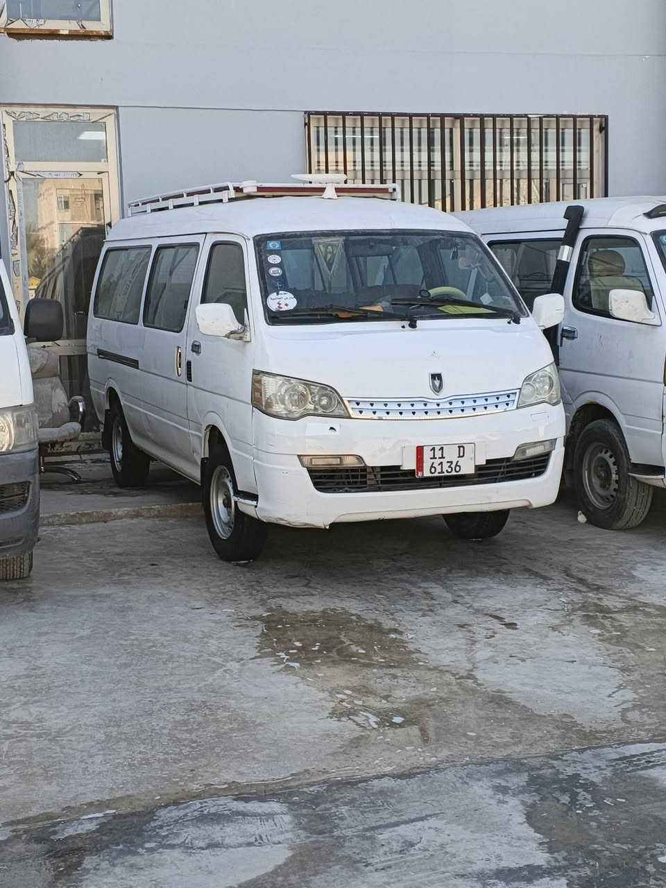 السلام عليكم سيارة اشوان بيهه بس ضربة بل جنطه تلث شبارة 2014سنوية 29هيا وغرامات مصفرة ***********
