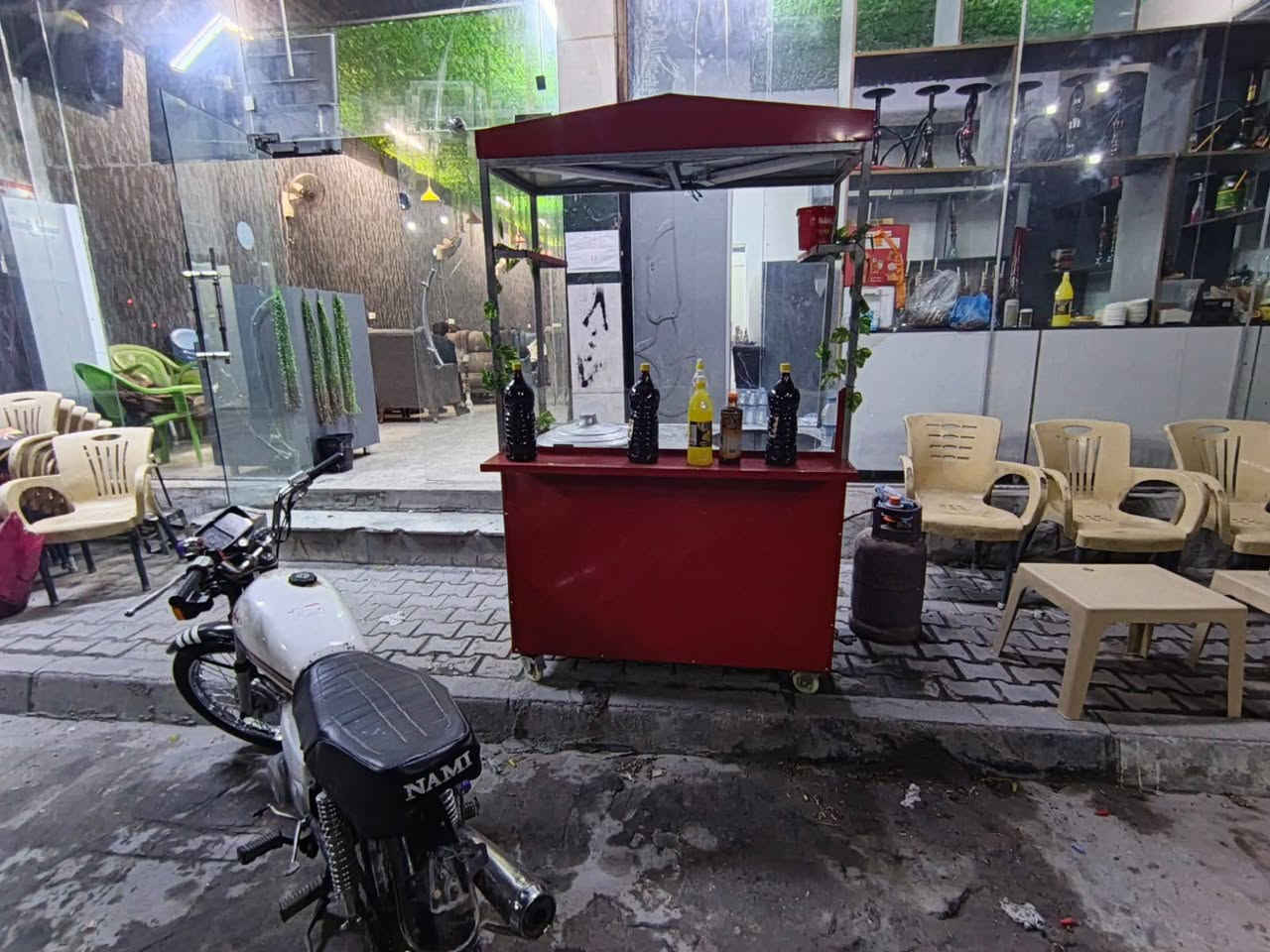 ١٣٠ الف فقط
كامله هيه وغراضه
كربلاء 
,***********
