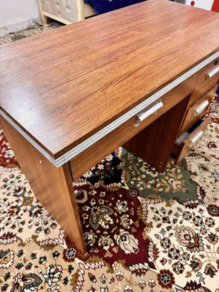 للبيع مكتب  دراسي جديد  مستعمل ايام قليله بحاله ممتازة للاستفسار ***********السعر حسب التقييم
